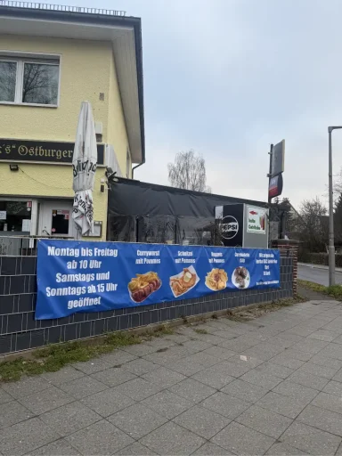 Kneipenbanner Blick auf ein Restaurant mit Werbebanner für Speisen und Getränkesortiment.