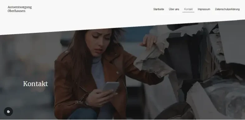 Frau überprüft ihr Smartphone, während sie sich in einer urbanen Umgebung umschaut.