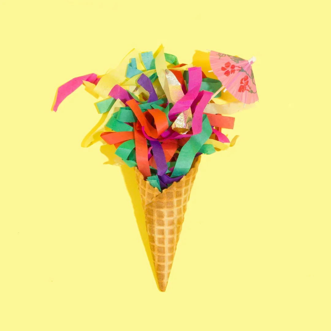 Kreativität bei Sokiki Design Bunte Papierstreifen in einer Eiswaffel als Symbol für kreative Ideen