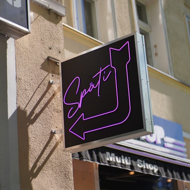 Schilder & Fassadenlösungen mit Logo Neon-Schild mit der Aufschrift "Späti" und einem nach links zeigenden Pfeil - Fassadenschild eines Spätkaufs in Berlin.