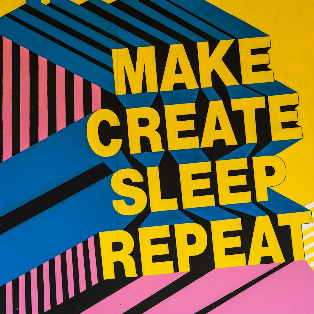 Bunte Grafik mit dem Text: "MAKE CREATE SLEEP REPEAT" in verschiedenen Schriftarten.