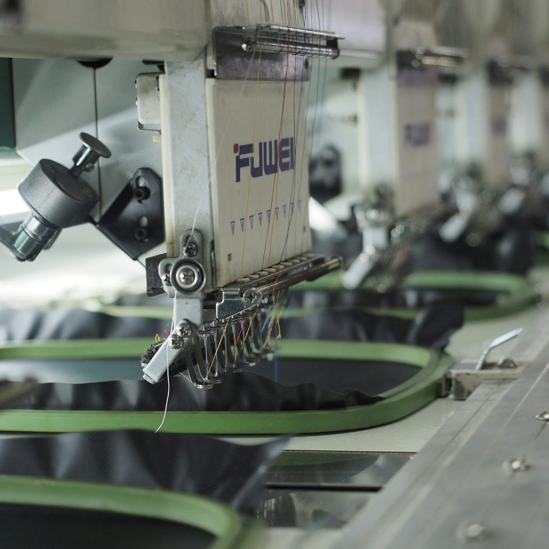 Maschinen zum Besticken von Textilien mit mehreren Nadelköpfen in Reihe.