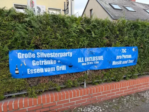 Silvesterbanner Blaues Banner für Silvesterparty mit Informationen zu Essen und Getränken.