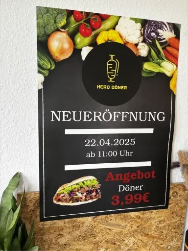 Plakat zur Neueröffnung mit Angebot für Döner am 22.04.2023, Preis 3,99€.
