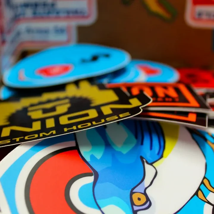 Individuell bedruckte Aufkleber und Sticker in verschiedenen Formen und Farben