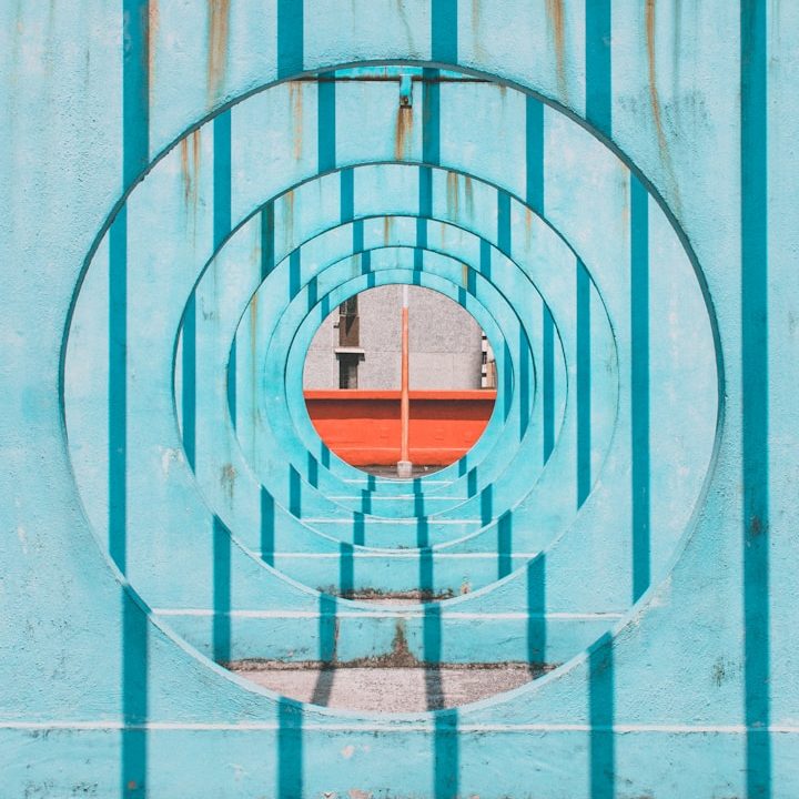 Durchgehende Ringe in einem blauen Rahmen mit roten Akzenten.