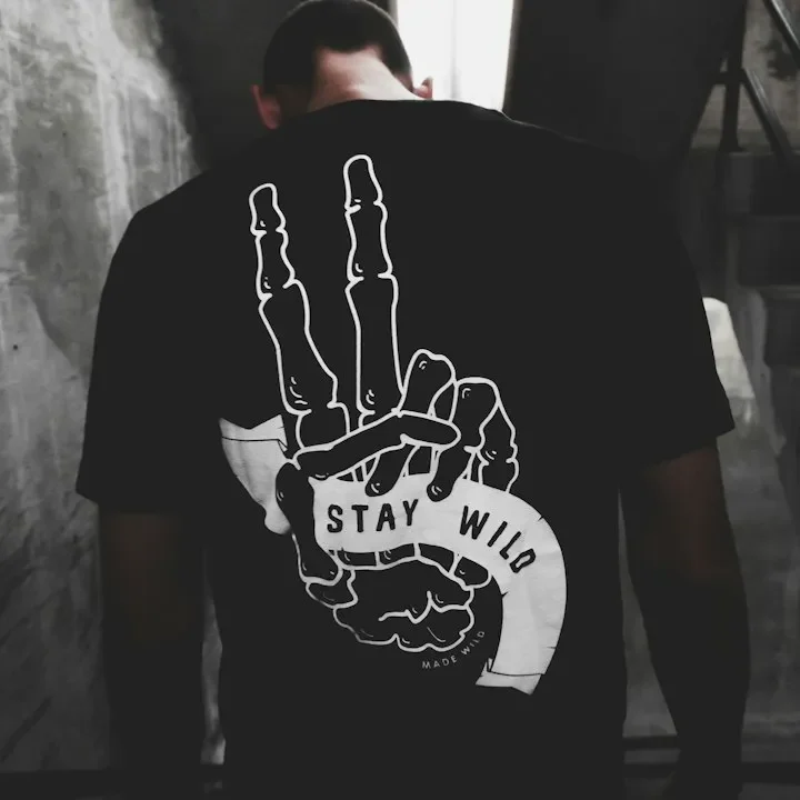 Schwarzes T-Shirt mit großflächigem weißem Rückendruck