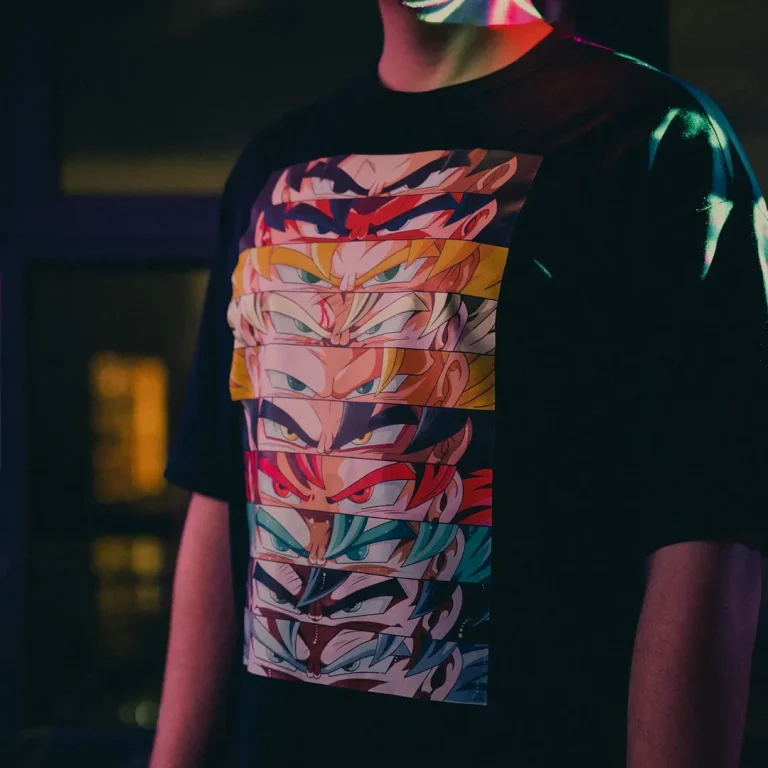 Schwarzes T-Shirt mit großflächigem mehrfarbigem Druckmotiv
