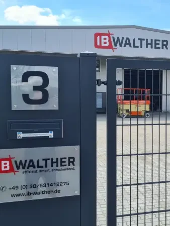 Eingang zu Walther, Tor 3, mit einem großen Firmenlogo und einem Baustellenlift im Hintergrund.