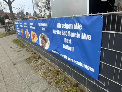Outdoor-Banner Blaues Banner mit Informationen über lokale Veranstaltungen und Angebote.