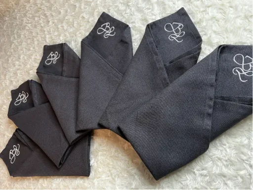 Dunkelblaue Servietten mit elegantem weißen Monogramm.