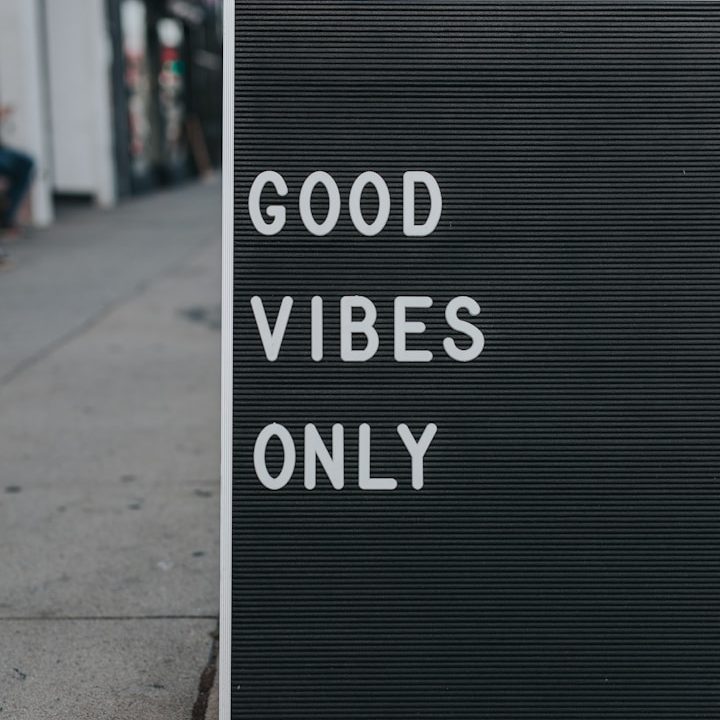 Schwarzes Schild mit der Aufschrift „GOOD VIBES ONLY“ in weißen Buchstaben.