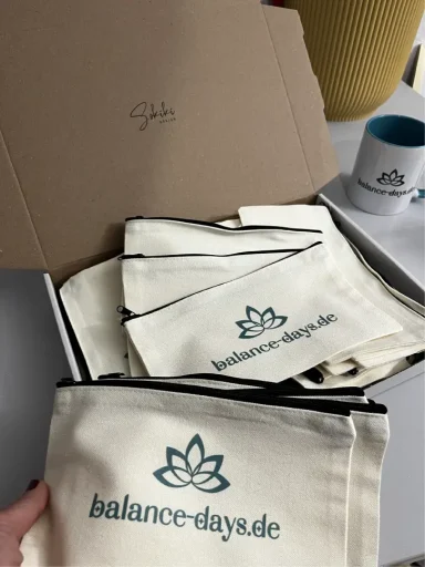 Stofftaschen mit Logo von "balance-days.de" in einer Schachtel.
