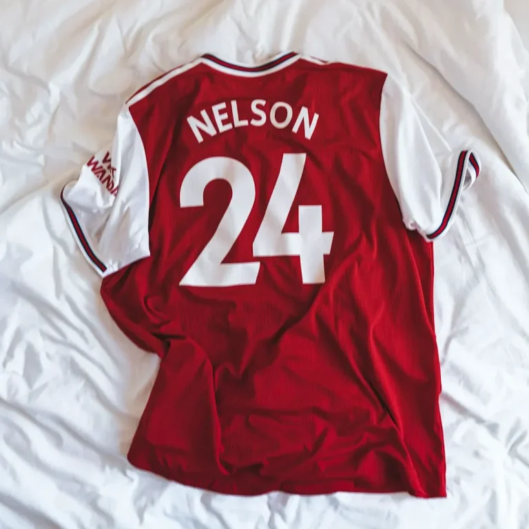 Rot-weißes Sporttrikot mit Name Nelson und Rückennummer 24
