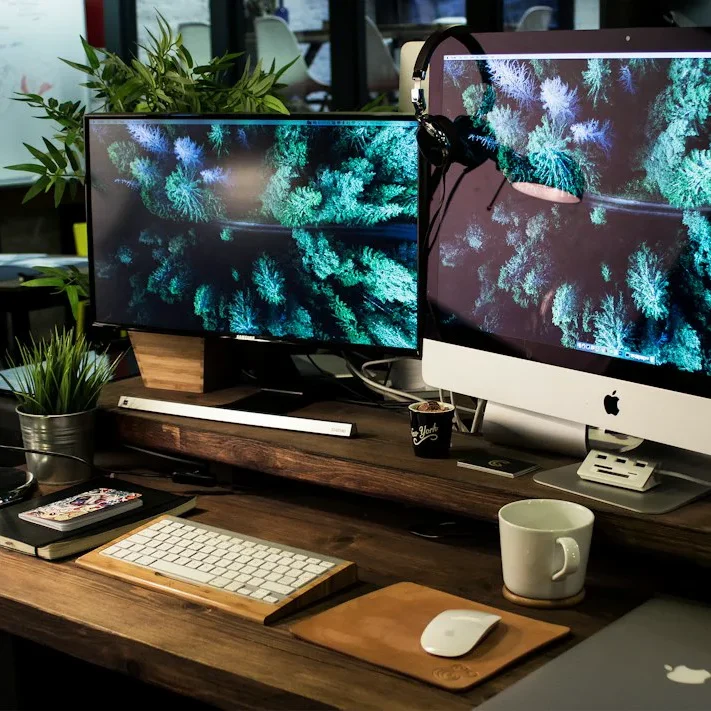 Marketing & Webdesign Moderner Computerarbeitsplatz für Webdesign und digitales Marketing