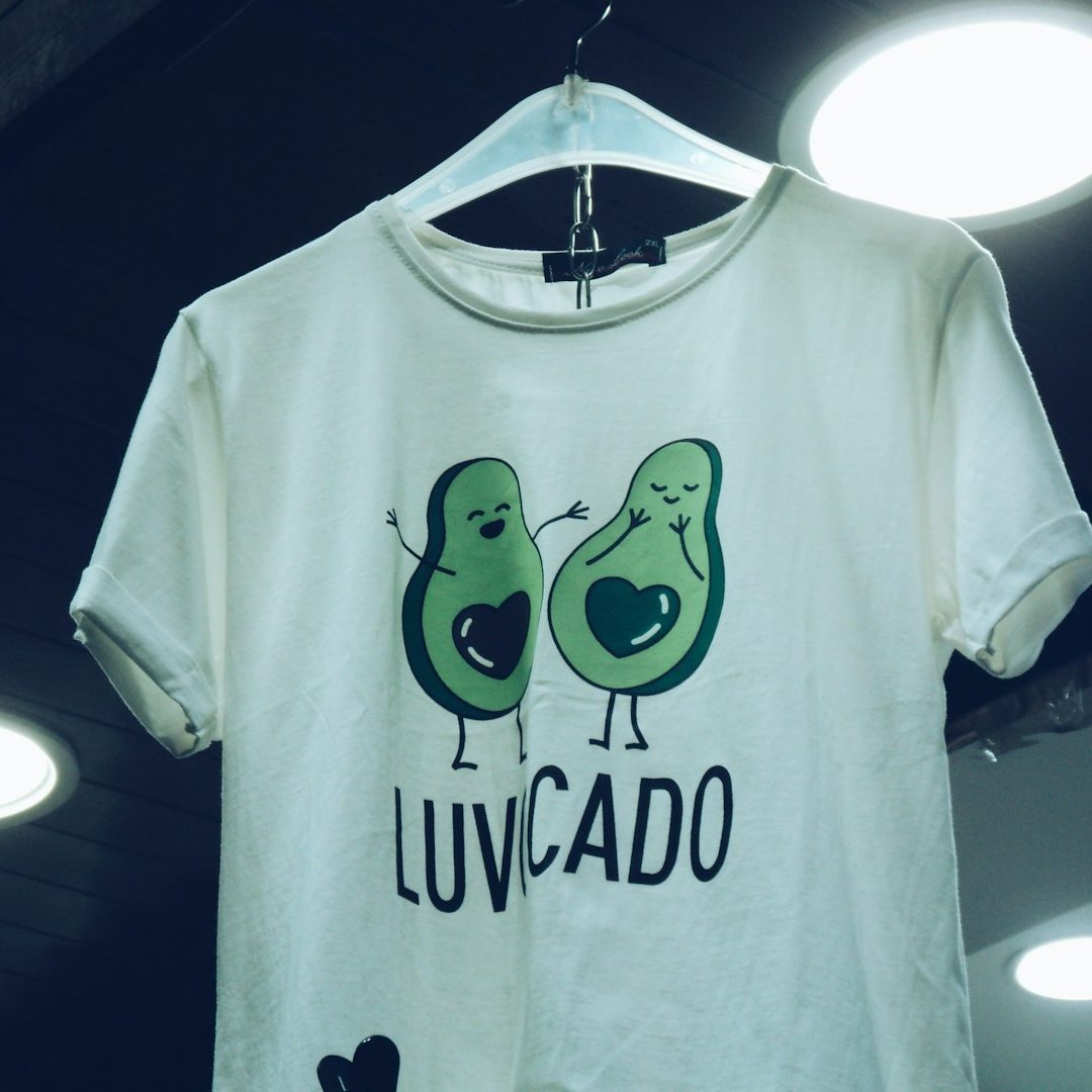 Weißes T-Shirt mit zwei lustigen Avocados und dem Schriftzug "LUVocado".