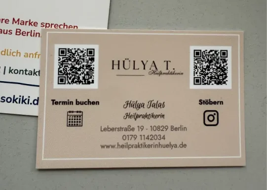Visitenkarte mit QR-Codes und Kontaktdaten von Hülya T. in Berlin.