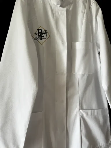Weiße Laborkittel mit zwei Taschen und Logo auf der linken Brustseite.