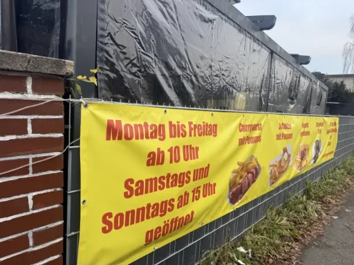 Wetterfester-Banner Banner mit Öffnungszeiten: Montag bis Freitag 20 Uhr, Samstag und Sonntag 15 Uhr.