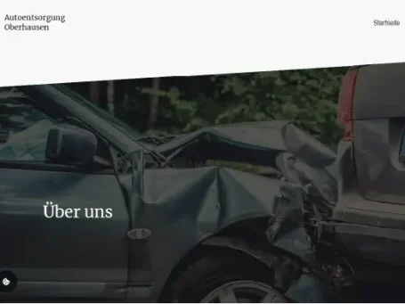 Zwei beschädigte Autos nach einem Zusammenstoß, im Hintergrund grüne Bäume.