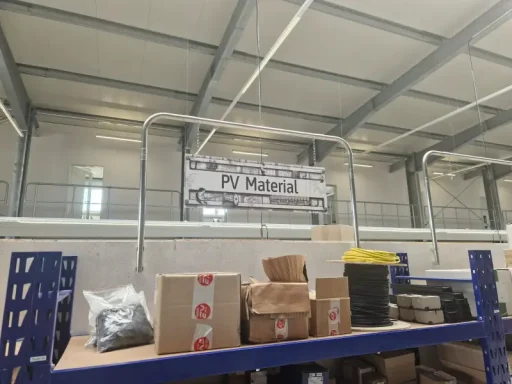 Regalschild Regalsystem in einem Lager mit Kisten und einem Banner an der Wand darüber.