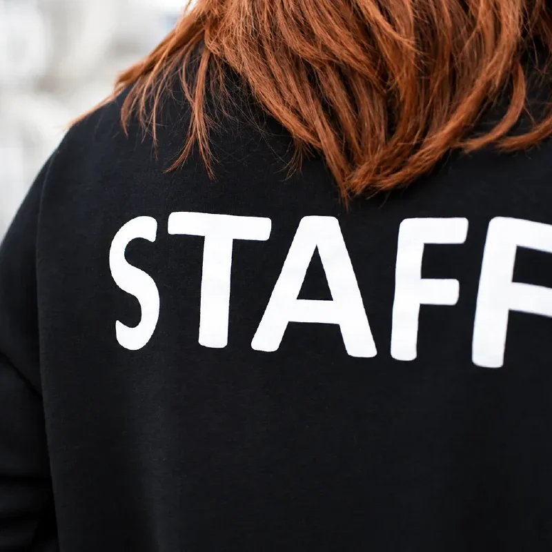Bedrucktes schwarzes Shirt mit weißem STAFF-Schriftzug