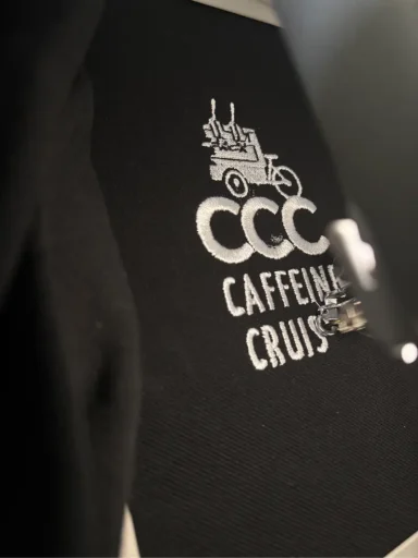 Logo mit den Buchstaben "CCC" für "Caffeine Cruise" auf schwarzem Hintergrund.