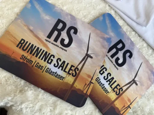 Zwei Karten mit dem Text "RS RUNNING SALES" und Windturbinen im Hintergrund.