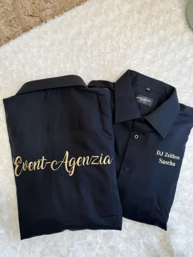 Schwarzes Hemd mit goldener Schrift "Event Agenzia" und "RJ Events Partner".