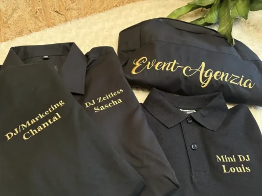 Dunkle Poloshirts mit goldfarbener Schrift für DJs und Event-Agentur.